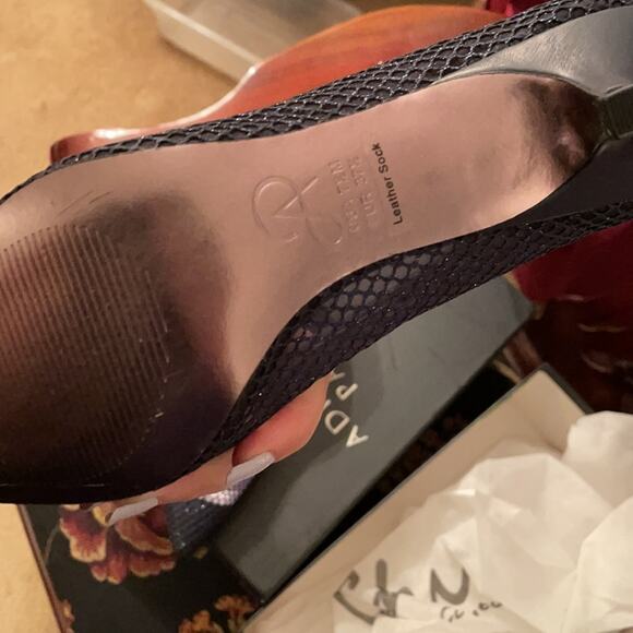Adrianna papell navy pointed heels size 7.5 - Picture 6 of 6